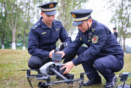 海口市城管利用無人機(jī)喊話勸離垂釣市民(圖3)